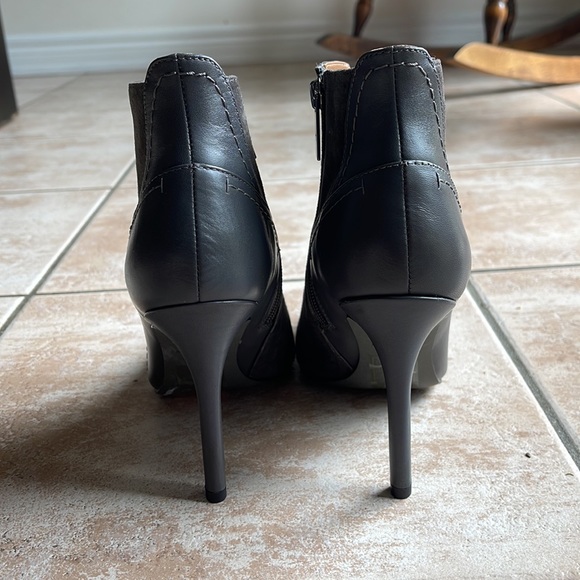 NWOT H Halston Grey Suede Tie-Up Pointed Booties in Sz 8 - Picture 3 of 5